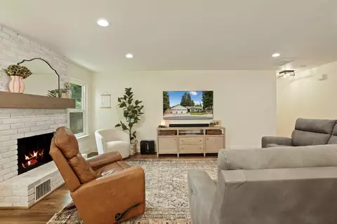 Living - 213 Primula Ct, Ripon, CA 95366 photo 4 of 5