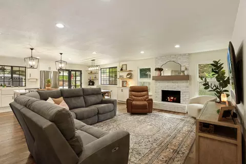 Living - 213 Primula Ct, Ripon, CA 95366 photo 3 of 5