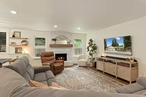 Living - 213 Primula Ct, Ripon, CA 95366 photo 2 of 5