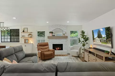 Living - 213 Primula Ct, Ripon, CA 95366 photo 1 of 5