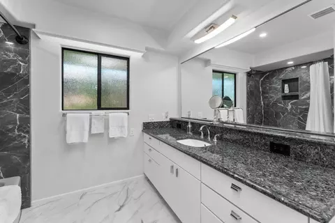 Bath - 195 Howell Ave, Red Bluff, CA 96080 photo 3 of 4
