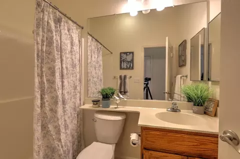 Bath - 3501 Red Maple Dr, Modesto, CA 95355 photo 2 of 4