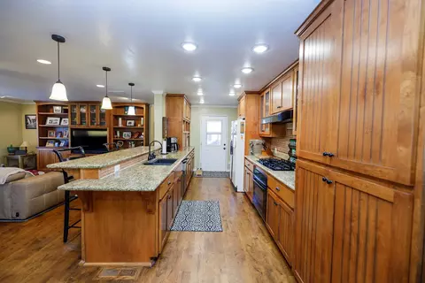 Kitchen - 29209 Orange Ave, Escalon, CA 95320 photo 4 of 6