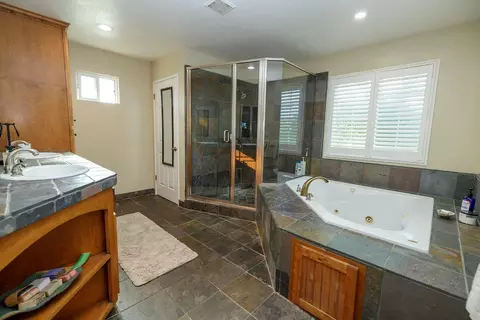 Bath - 29209 Orange Ave, Escalon, CA 95320 photo 1 of 4