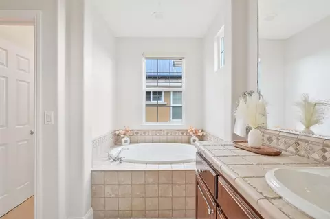 Bath - 1455 Montauban Ct, Tracy, CA 95304 photo 2 of 4