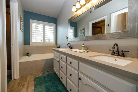 Bath - 227 Van Dyken Way, Ripon, CA 95366 photo 2 of 8
