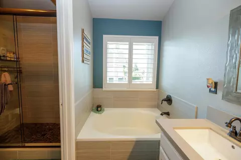 Bath - 227 Van Dyken Way, Ripon, CA 95366 photo 3 of 8