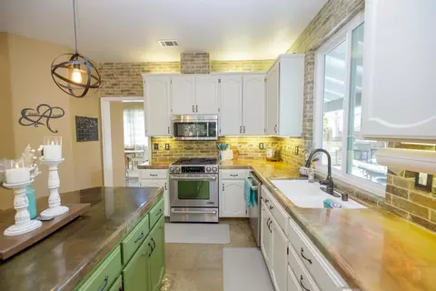 Kitchen - 227 Van Dyken Way, Ripon, CA 95366 photo 6 of 8