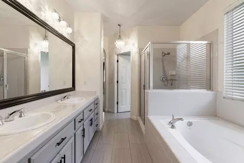 Bath - 3604 Hillglen Ave, Modesto, CA 95355 photo 4 of 6