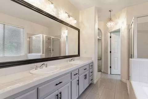 Bath - 3604 Hillglen Ave, Modesto, CA 95355 photo 2 of 6