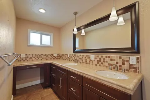 Bath - 1150 Junewood Ct, Lodi, CA 95242 photo 2 of 3