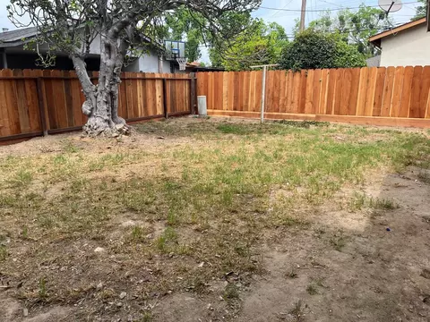 Exterior - 1501 Pelton Ave, Modesto, CA 95351 photo 4 of 5