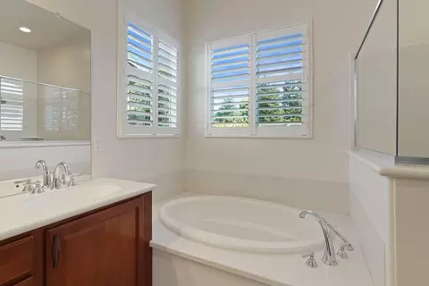 Bath - 1288 Maple Valley St, Manteca, CA 95336 photo 4 of 5