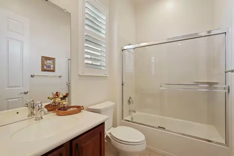 Bath - 1288 Maple Valley St, Manteca, CA 95336 photo 2 of 5