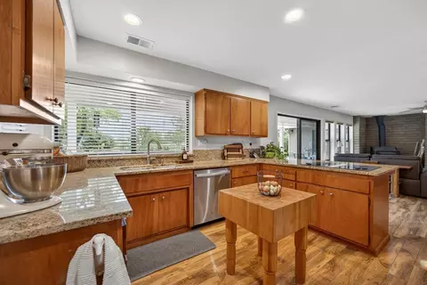 Kitchen - 35670 Yellowstone Ave, Davis, CA 95616 photo 5 of 6