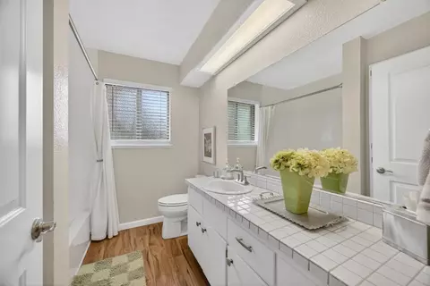 Bath - 35670 Yellowstone Ave, Davis, CA 95616 photo 2 of 7