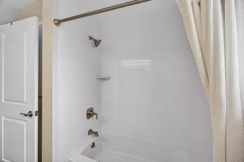 Bath - 35670 Yellowstone Ave, Davis, CA 95616 photo 3 of 7