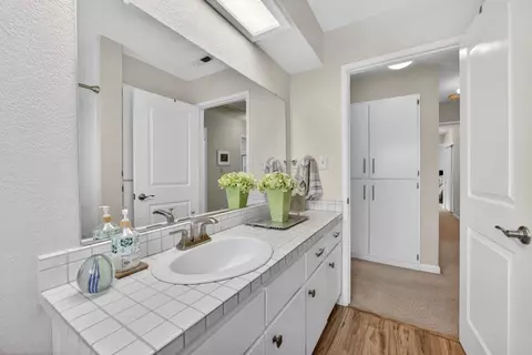 Bath - 35670 Yellowstone Ave, Davis, CA 95616 photo 4 of 7
