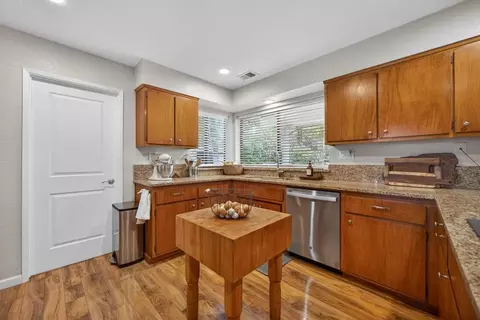 Kitchen - 35670 Yellowstone Ave, Davis, CA 95616 photo 3 of 6
