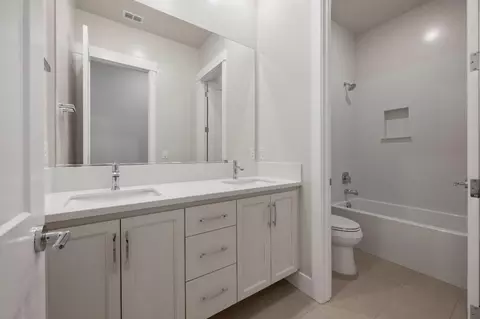 Bath - 3026 Blackpoint Ct, Rocklin, CA 95765 photo 3 of 4