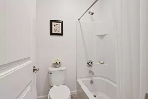 Bath - 2662 Veneto Ct, Lodi, CA 95242 photo 2 of 6
