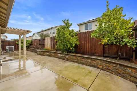 Exterior - 1640 Carrara Ln, Ripon, CA 95366 photo 6 of 9