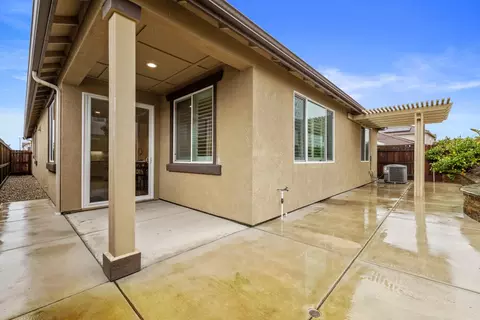 Exterior - 1640 Carrara Ln, Ripon, CA 95366 photo 7 of 9