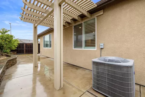 Exterior - 1640 Carrara Ln, Ripon, CA 95366 photo 8 of 9