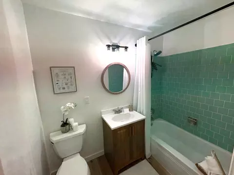 Bath - 930 Palomino St, Manteca, CA 95336 photo 2 of 2