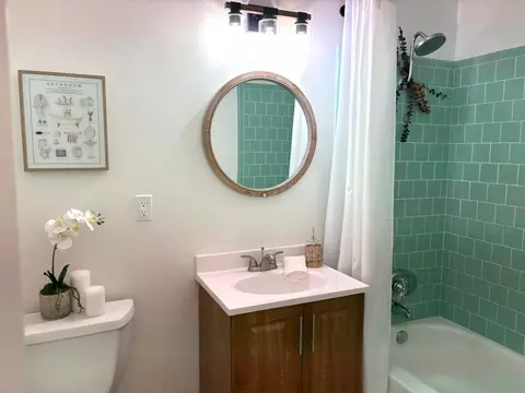Bath - 930 Palomino St, Manteca, CA 95336 photo 1 of 2