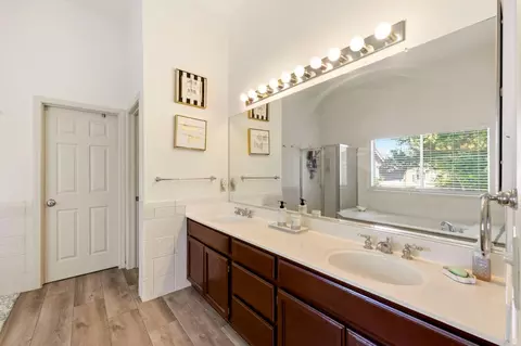 Bath - 2053 Raven St, Tracy, CA 95376 photo 3 of 4