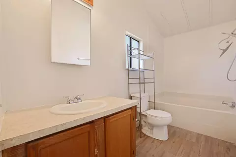 Bath - 3443 Kansas Ave, Modesto, CA 95358 photo 2 of 3