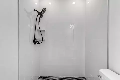 Bath - 21035 Forest Glen Rd, Madera, CA 93638 photo 6 of 6