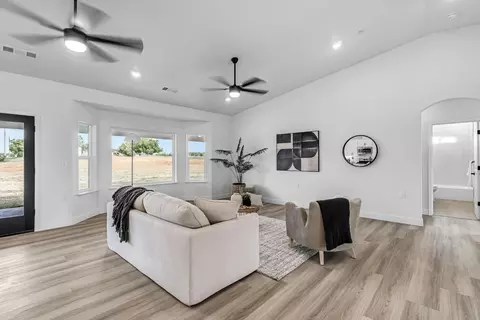 Living - 21035 Forest Glen Rd, Madera, CA 93638 photo 1 of 2