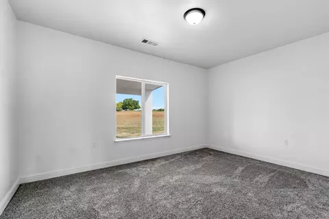 Bedroom - 21035 Forest Glen Rd, Madera, CA 93638 photo 2 of 6