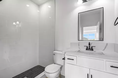 Bath - 21035 Forest Glen Rd, Madera, CA 93638 photo 5 of 6
