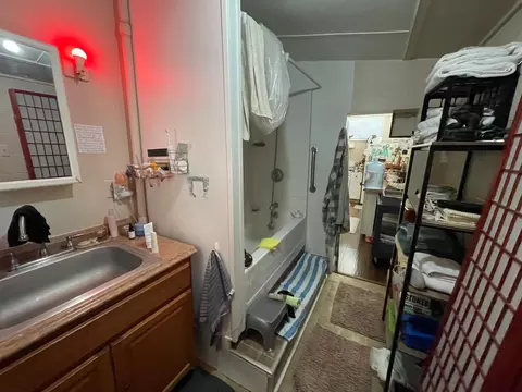 Bath - 512 12th St, Modesto, CA 95354 photo 7 of 7