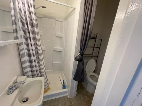 Bath - 512 12th St, Modesto, CA 95354 photo 2 of 7