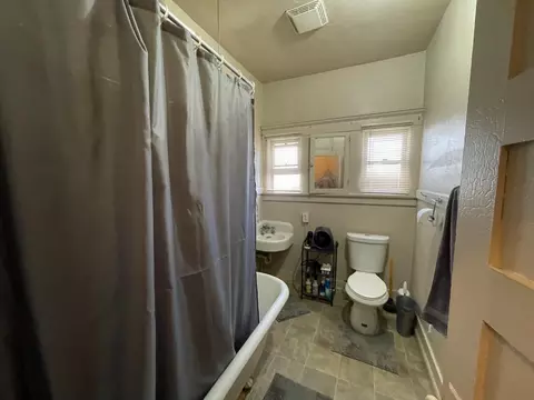 Bath - 512 12th St, Modesto, CA 95354 photo 1 of 7