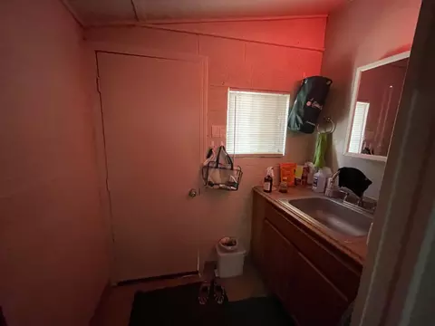 Bath - 512 12th St, Modesto, CA 95354 photo 5 of 7