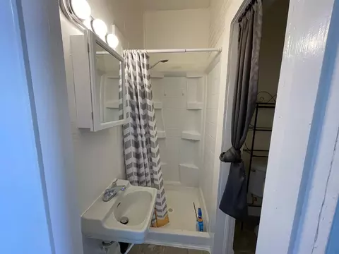 Bath - 512 12th St, Modesto, CA 95354 photo 3 of 7