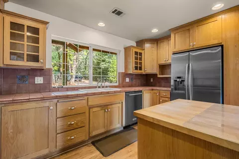Kitchen - 4061 Pacific Crest Ct, Placerville, CA 95667 photo 4 of 8