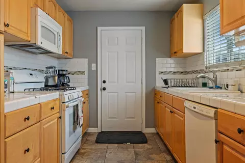 Kitchen - 224 El Capitan Ave, Manteca, CA 95337 photo 2 of 4