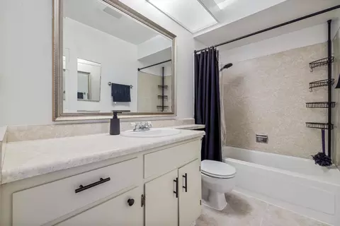 Bath - 2012 Ridgecrest Dr, Modesto, CA 95351 photo 1 of 2