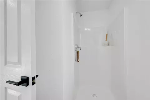 Bath - 4859 Arboga Rd, Olivehurst, CA 95961 photo 4 of 4