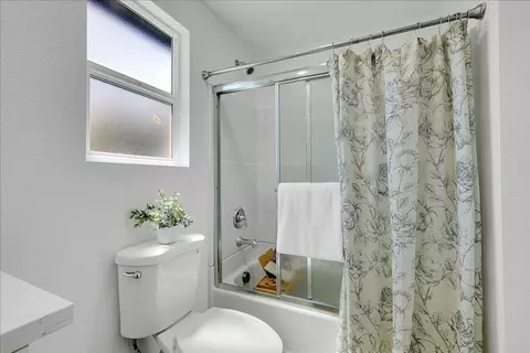 Bath - 4859 Arboga Rd, Olivehurst, CA 95961 photo 2 of 4