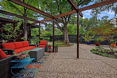 Exterior - 2 Parkside Dr, Davis, CA 95616 photo 3 of 7