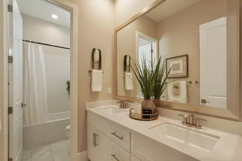 Bath - 2931 Concerto Ct, Lodi, CA 95242 photo 2 of 5