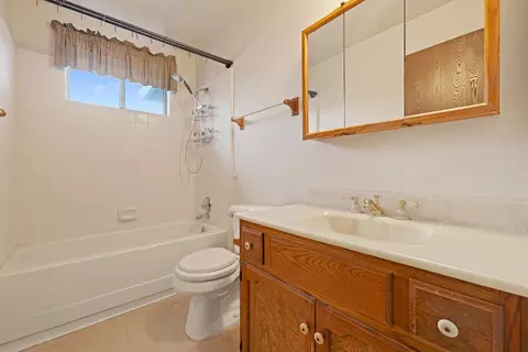Bath - 1737 Bingham Ln, Manteca, CA 95336 photo 2 of 3