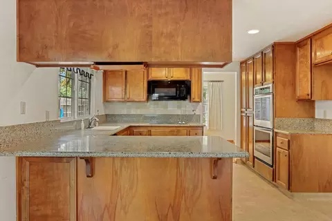 Kitchen - 929 Kapareil Dr, Tracy, CA 95376 photo 2 of 5